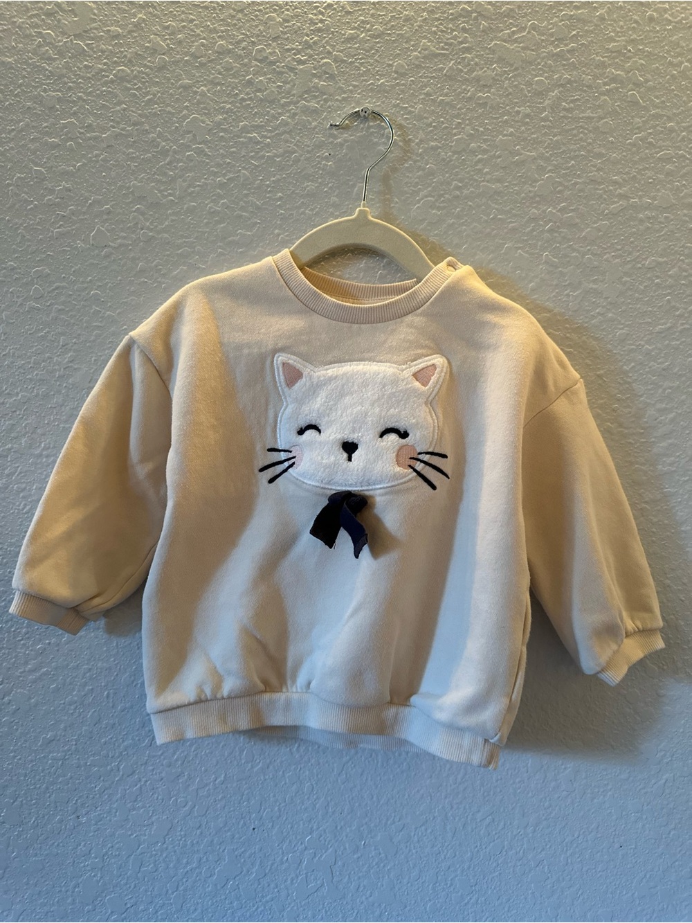 H&M // Cream Cat Appliqué Kids Sweatshirt - Cute Bow Detail